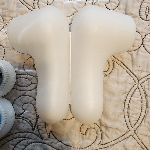 Clairsonic Mia Travel Case and Two Brushes - Picture 2 of 5